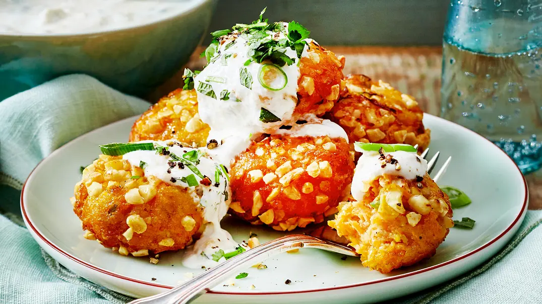 Sechs Möhrenbällchen mit Minz-Joghurt auf einem Teller mit Gabel - Foto: LECKER @ Bauer Media Group