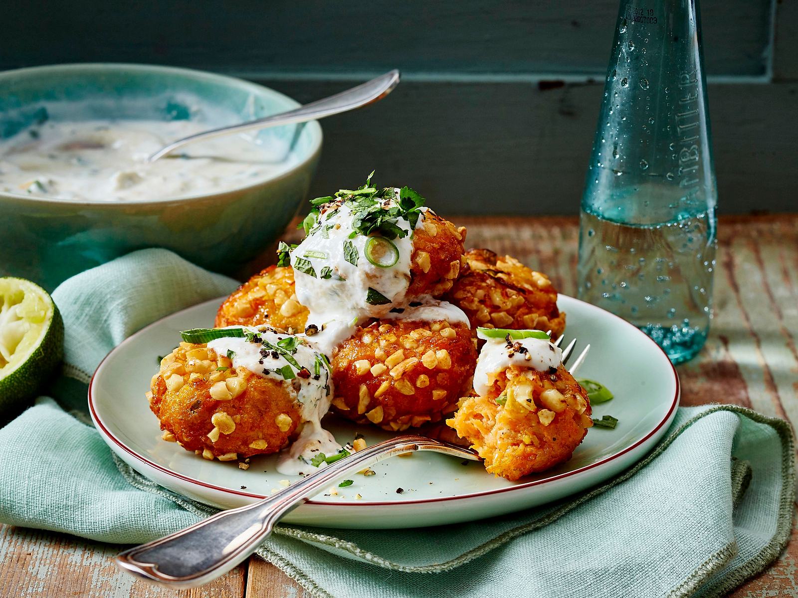 Möhrenbällchen mit Minz-Joghurt Rezept | LECKER
