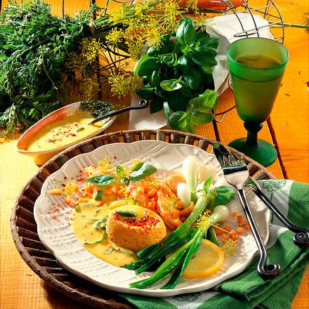 Möhrenflan und Basilikum-Hollandaise zu Lachsfilet Rezept Möhrenflan und Basilikum-Hollandaise zu Lachsfilet Rezept