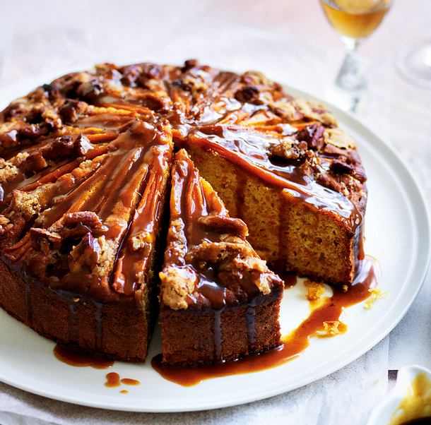 Möhrenkuchen mit Gewürz-Sahnekaramell Rezept Möhrenkuchen mit Gewürz-Sahnekaramell Rezept