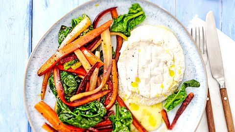 Möhrenpfanne zu baked Camembert - Foto: House of Food / Bauer Food Experts KG