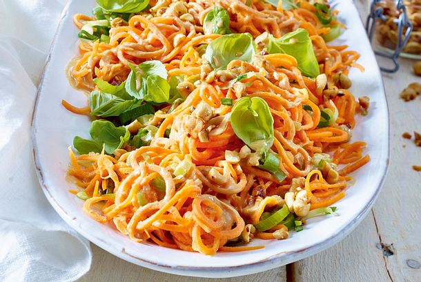 Möhrenspaghetti-Salat mit Erdnüssen