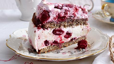 Mohn-Baiser-Kuchen mit Kirschen Rezept - Foto: House of Food / Bauer Food Experts KG