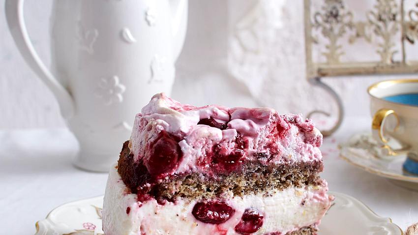 Mohn-Baiser-Kuchen mit Kirschen Rezept - Foto: House of Food / Bauer Food Experts KG