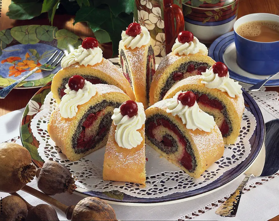 Mohn-Biskuitrolle mit Kirschen Rezept