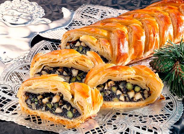 Mohn-Blätterteig-Zopf mit Nüssen Rezept Mohn-Blätterteig-Zopf mit Nüssen Rezept