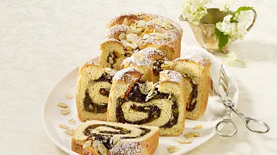 Mohn-Feigen-Hefekuchen Rezept - Foto: LECKER @ Bauer Media Group