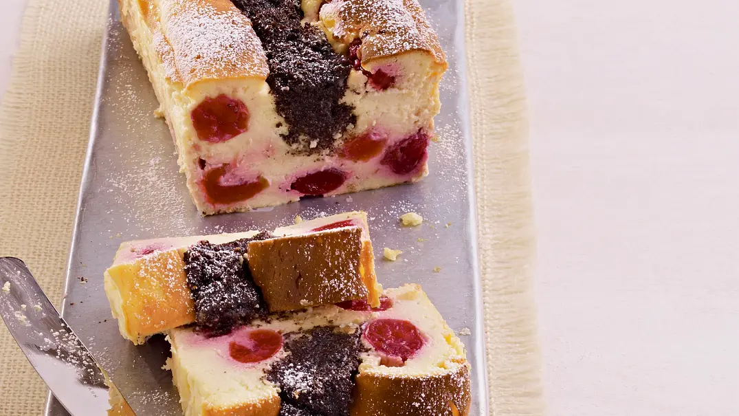 Mohn-Frischkäsekuchen mit Kirschen Rezept - Foto: LECKER @ Bauer Media Group