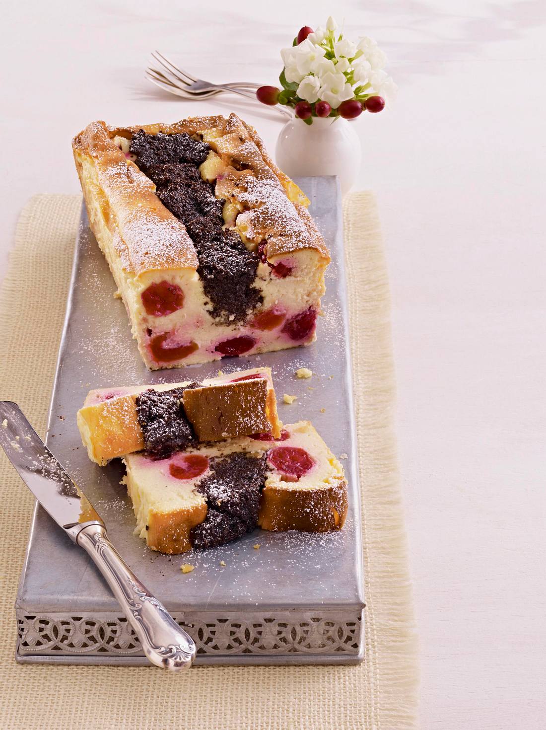 Mohn-Frischkäsekuchen mit Kirschen Rezept Mohn-Frischkäsekuchen mit Kirschen Rezept