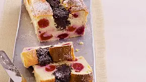 Mohn-Frischkäsekuchen mit Kirschen Rezept - Foto: LECKER @ Bauer Media Group
