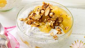 Mohn-Joghurt-Dessert mit Apfel und Krokant Rezept - Foto: House of Food / Bauer Food Experts KG