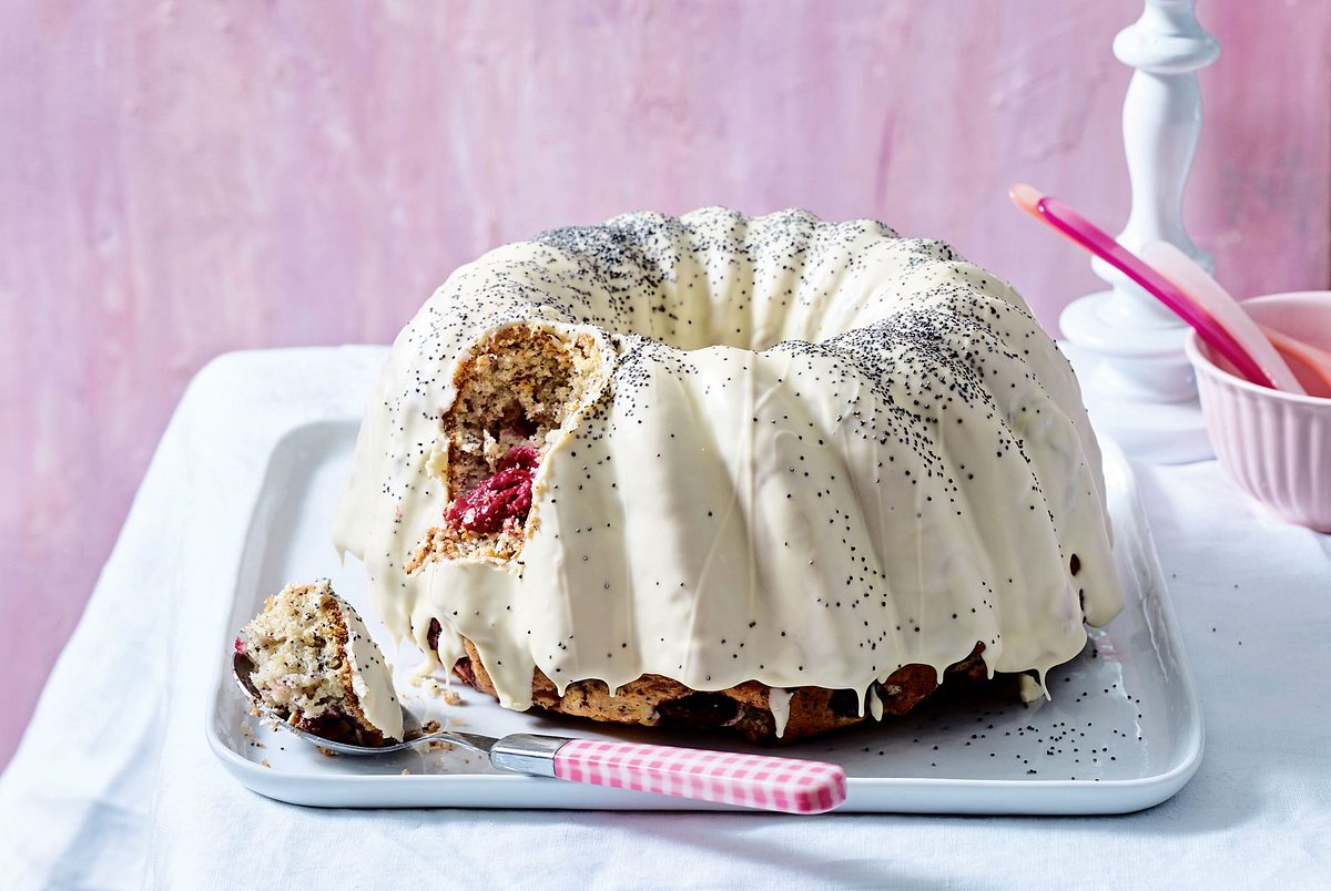 Mohn-Joghurt-Gugel im weißen Schokikleid Rezept