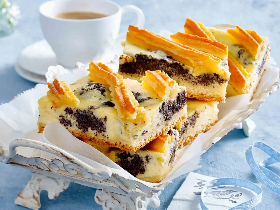 Mohn-Käsekuchen mit Makronenstreifen Rezept Mohn-Käsekuchen mit Makronenstreifen Rezept