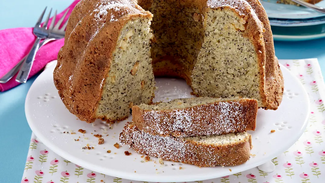 Mohn-Kuchen mit weißer Schokolade Rezept - Foto: LECKER @ Bauer Media Group