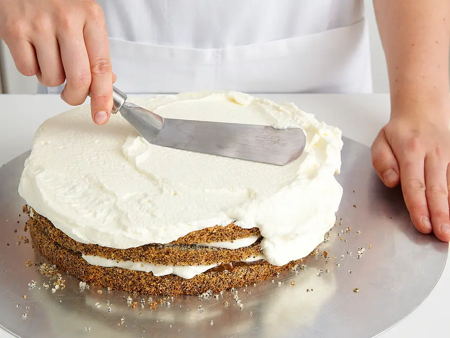 Mohn-Marzipan-Torte einkleiden