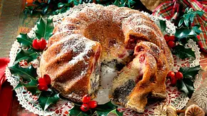 Mohn-Napfkuchen mit Kirschen Rezept - Foto: LECKER @ Bauer Media Group