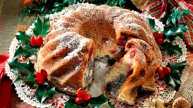 Mohn-Napfkuchen mit Kirschen Rezept - Foto: LECKER @ Bauer Media Group