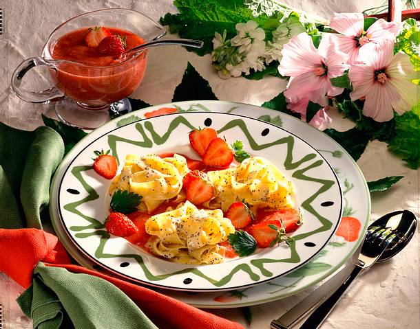 Mohn-Nudelnester auf Rhabarber-Erdbeersoße Rezept
