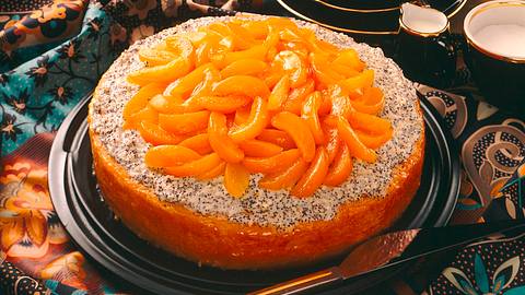 Mohn-Sahne-Biskuittorte mit Pfirsichspalten Rezept - Foto: Klemme