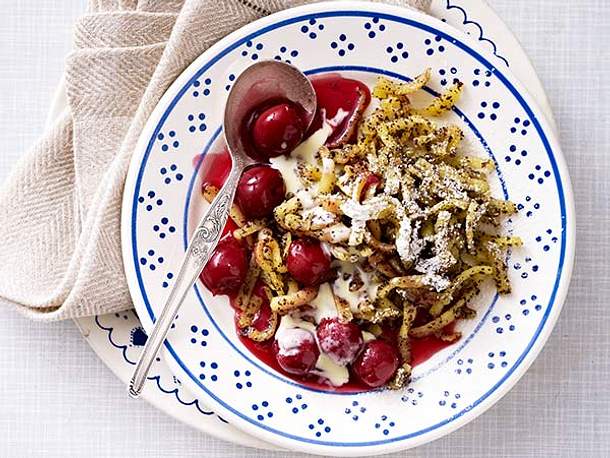Mohn-Spätzle mit heißen Kirschen Rezept Mohn-Spätzle mit heißen Kirschen Rezept