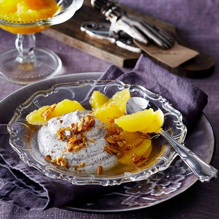 Mohncreme mit karamellisierten Sonnenblumenkernen und Orangenfilets Rezept Mohncreme mit karamellisierten Sonnenblumenkernen und Orangenfilets Rezept