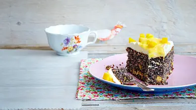 Mohnkuchen mit Mango-Vanille-Creme Rezept - Foto: LECKER @ Bauer Media Group