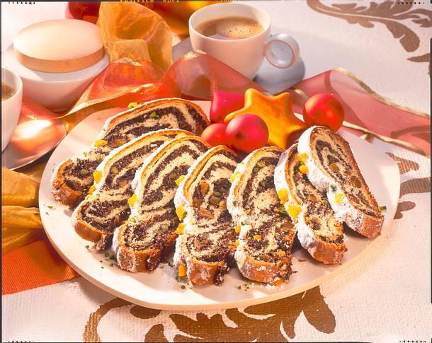 Mohnstollen mit getrockneten Aprikosen und Pistazien Rezept