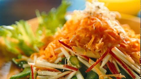 Möhren-Apfel-Sellerie-Salat mit 2 Soßen Rezept - Foto: Först, Thomas