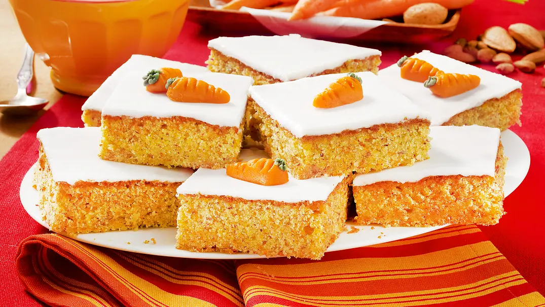 Möhren-Blechkuchen mit Zitronenguss Rezept - Foto: LECKER @ Bauer Media Group Möhren-Blechkuchen mit Zitronenguss Rezept - Foto: LECKER @ Bauer Media Group