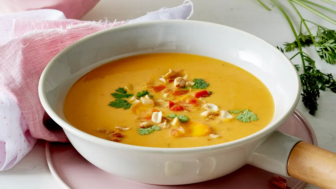 Möhren-Erdnuss-Suppe Rezept - Foto: LECKER @ Bauer Media Group Möhren-Erdnuss-Suppe Rezept - Foto: LECKER @ Bauer Media Group