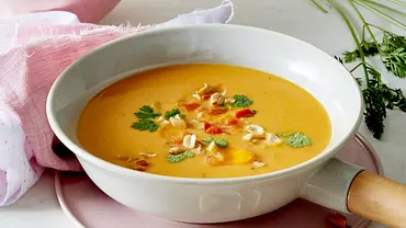 Möhren-Erdnuss-Suppe Rezept - Foto: LECKER @ Bauer Media Group Möhren-Erdnuss-Suppe Rezept - Foto: LECKER @ Bauer Media Group