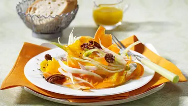 Möhren-Fenchel-Salat mit Orangen und Pecannüssen Rezept - Foto: LECKER @ Bauer Media Group Möhren-Fenchel-Salat mit Orangen und Pecannüssen Rezept - Foto: LECKER @ Bauer Media Group