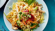 Hellblauer Teller mit Hirsesalat, Möhrenstreifen, Apfelscheiben, Hähnchen und Kresse. - Foto: LECKER @ Bauer Media Group Hellblauer Teller mit Hirsesalat, Möhrenstreifen, Apfelscheiben, Hähnchen und Kresse. - Foto: LECKER @ Bauer Media Group