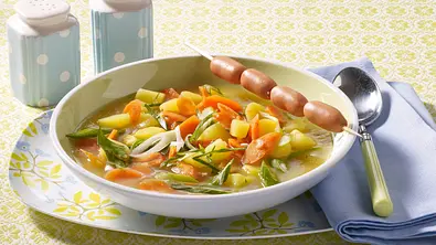Möhren-Kartoffel-Eintopf mit Wiener Würstchen Rezept - Foto: LECKER @ Bauer Media Group