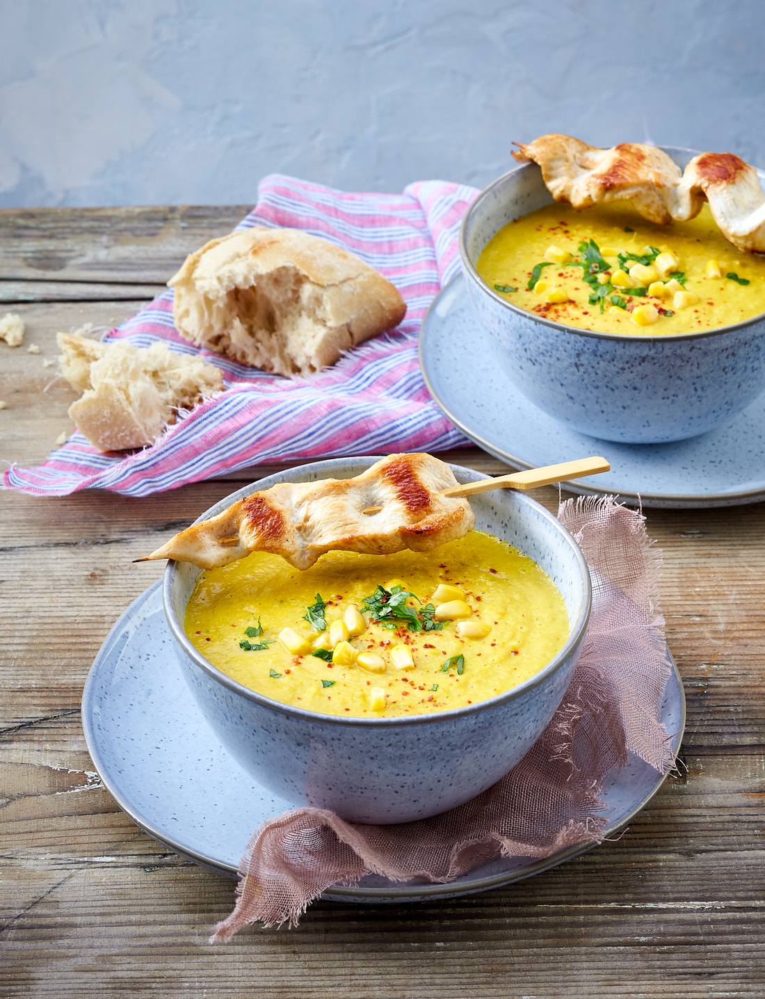 Möhren-Mais-Suppe mit Hähnchenspießen Rezept | LECKER
