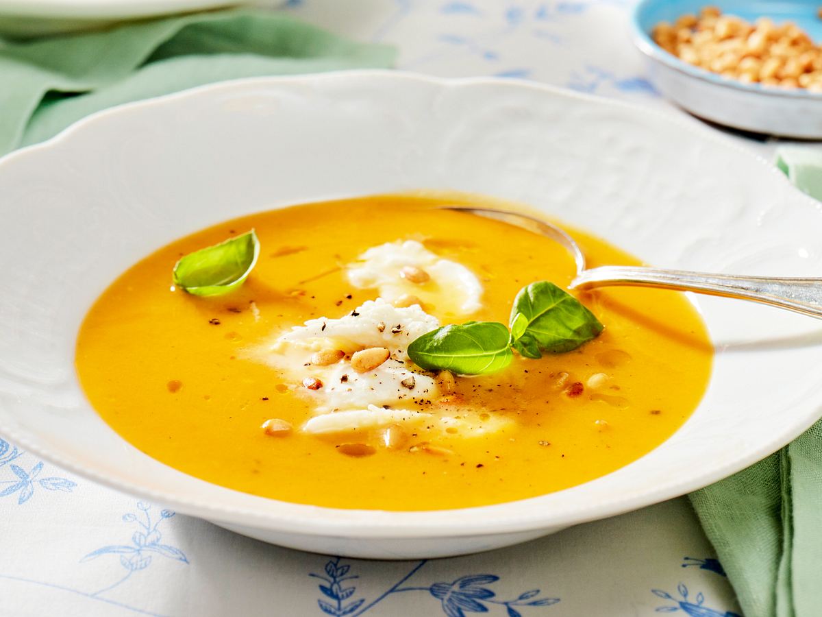 Möhren-Mango-Suppe mit Büffelmozzarella Möhren-Mango-Suppe mit Büffelmozzarella