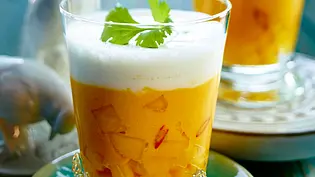 Möhren-Mango-Suppe mit Cremehaube Rezept - Foto: LECKER @ Bauer Media Group Möhren-Mango-Suppe mit Cremehaube Rezept - Foto: LECKER @ Bauer Media Group