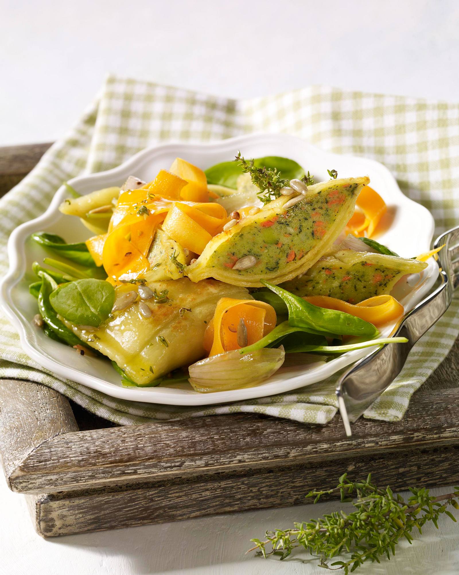 Möhren-Maultaschen-Salat mit Thymian-Vinaigrette Rezept | LECKER
