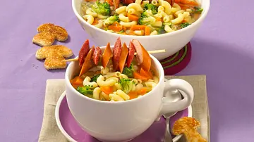 Möhren-Nudelsuppe mit Würstchen Rezept - Foto: LECKER @ Bauer Media Group Möhren-Nudelsuppe mit Würstchen Rezept - Foto: LECKER @ Bauer Media Group