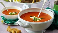 Möhren-Tomatensuppe mit Pesto Rezept - Foto: LECKER @ Bauer Media Group