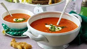 Möhren-Tomatensuppe mit Pesto Rezept - Foto: LECKER @ Bauer Media Group Möhren-Tomatensuppe mit Pesto Rezept - Foto: LECKER @ Bauer Media Group