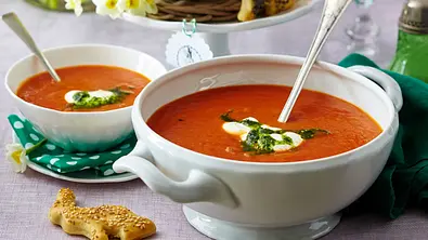 Möhren-Tomatensuppe mit Pesto Rezept - Foto: LECKER @ Bauer Media Group