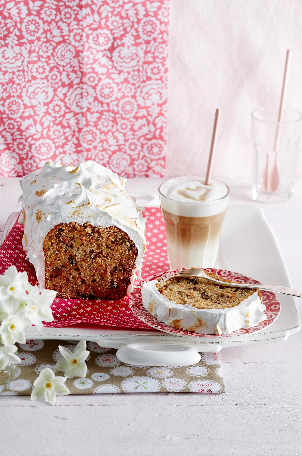 Möhren-Walnuss-Kastenkuchen mit geflämmtem Baiser Rezept