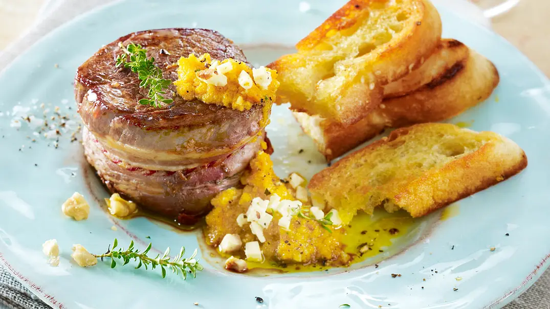 Möhren-Walnuss-Schafskäse-Pesto mit Rinderfilet Rezept - Foto: LECKER @ Bauer Media Group Möhren-Walnuss-Schafskäse-Pesto mit Rinderfilet Rezept - Foto: LECKER @ Bauer Media Group