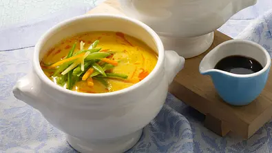 Möhrencremesuppe mit Ingwer Rezept - Foto: LECKER @ Bauer Media Group