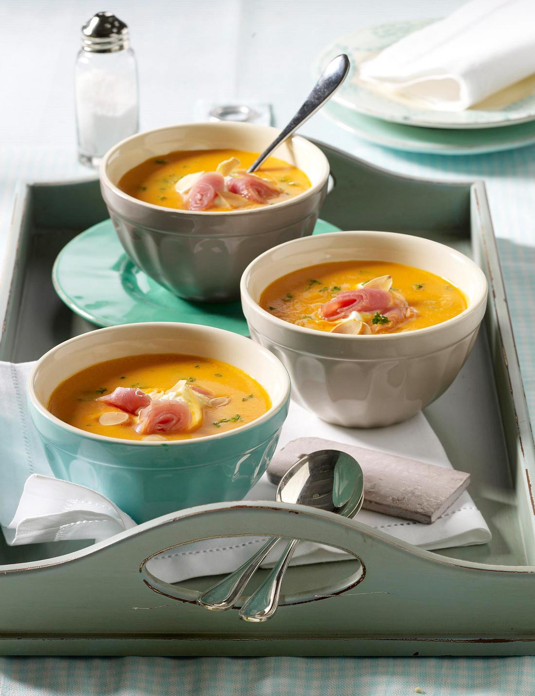 Möhrencremesuppe mit Lachsschinken Rezept | LECKER