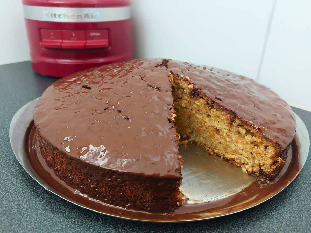 angeschnittener Karottenkuchen mit KitchenAid Food-Processor im Hintergrund