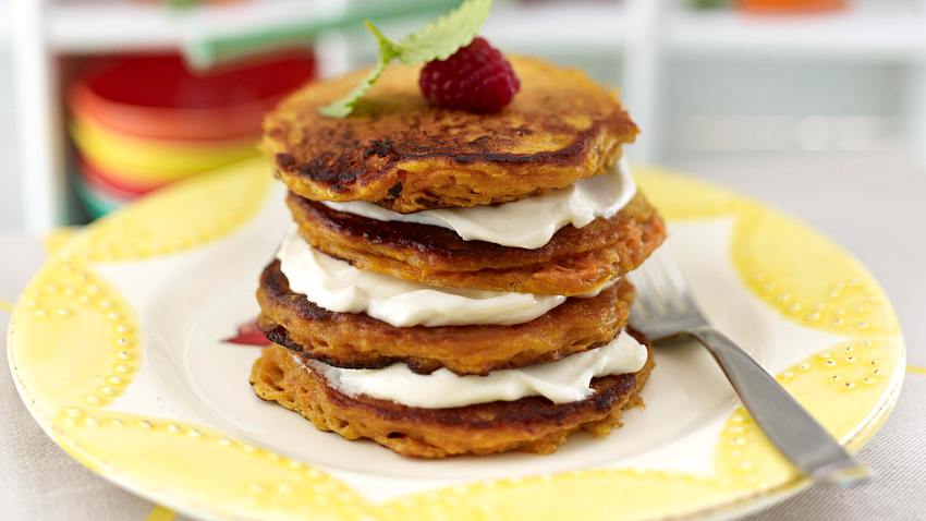 Möhrenkuchen-Pancakes mit Frischkäse-Frosting Rezept - Foto: House of Food / Bauer Food Experts KG
