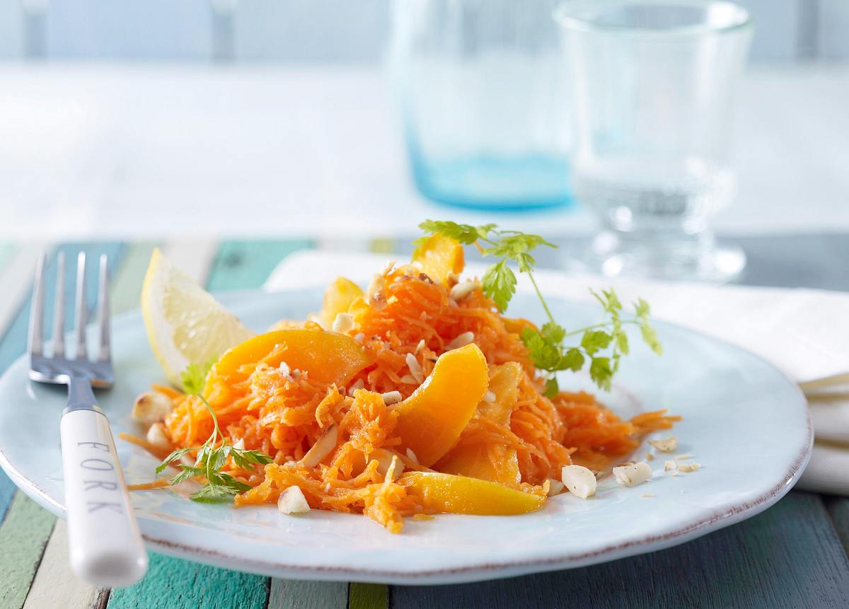Möhren–Macadamia-Salat mit Aprikosenfilets Rezept