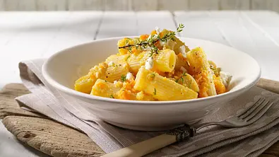 Möhrenpesto mit Schafskäse zu Rigatoni Rezept - Foto: LECKER @ Bauer Media Group